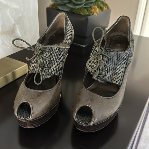 Stuart Weitzman platform army green and gray peep toe pumps - Picture 2 of 7